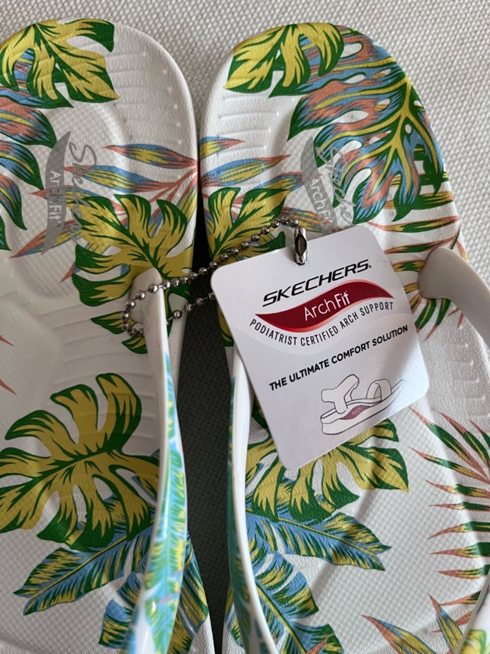 Skechers White Flip Flops with Green and Yellow Tropical Leaf Print Size 8 NWT - Picture 2 of 6